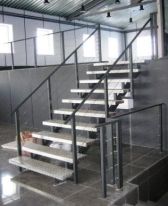 Лестница алюминиевая с тросовым ограждением