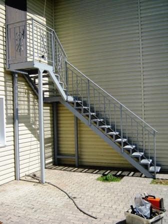 Металлическая лестница на чердак
